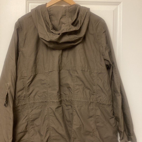 Eddie Bauer. Light weight, wind resistant jacket. Taupe. XL - Picture 3 of 4